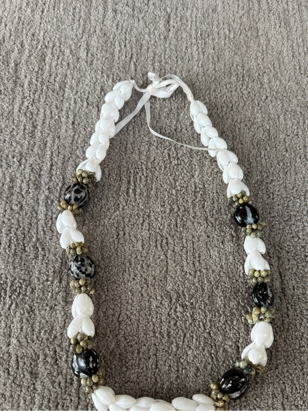 Genuine Hawaiian lei white bubble shells and polished black and brown kukui nuts - Picture 2 of 3
